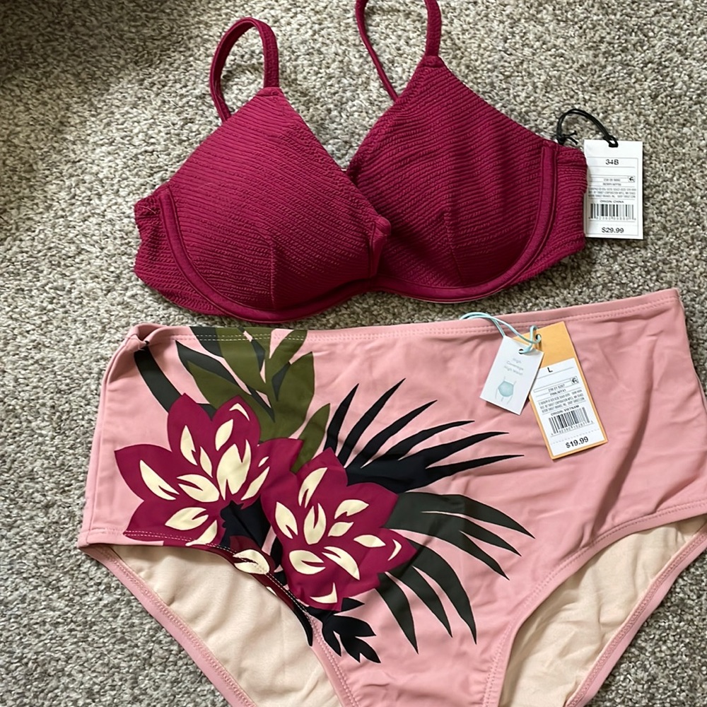 Top is by Shade &Shore size 34B. Bottoms are by Kona Sol size.  Selling as a set